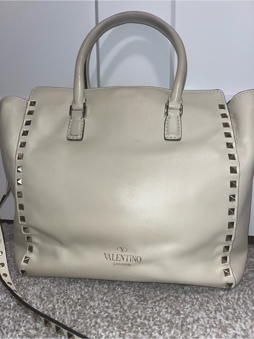 Valentino Garavani Cream Leather Rockstud Trapeze Tote - Picture 15 of 16